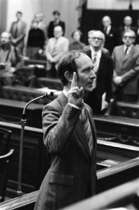 Tweede Kamer , beediging CDA Tweede Kamerlid , dr B de Vries als opvolger van , Bestanddeelnr 930-0082