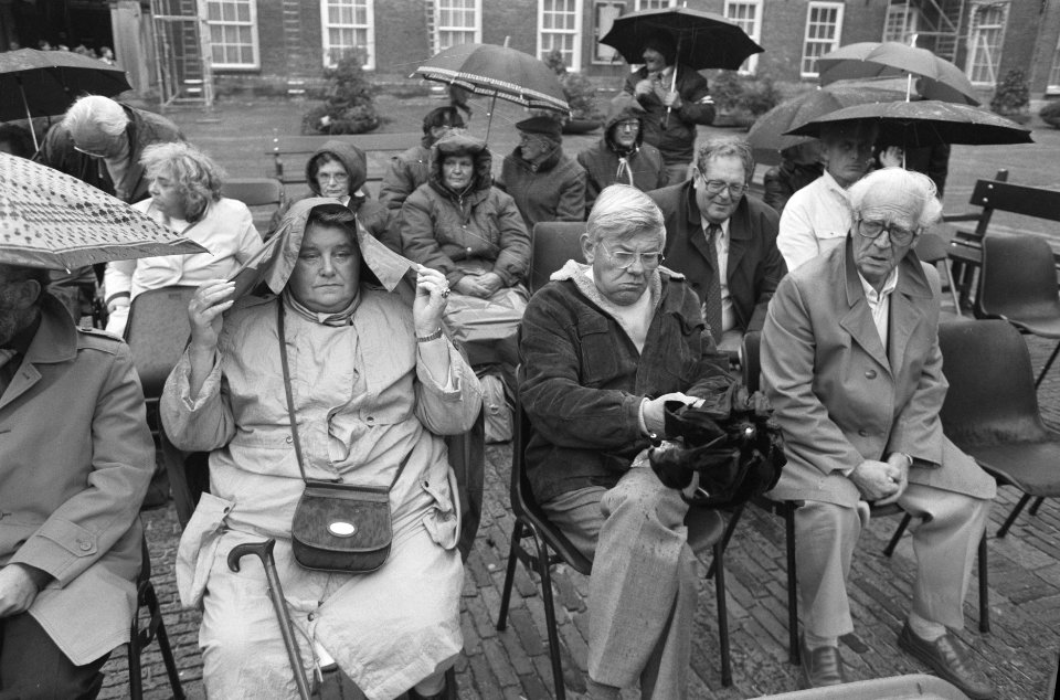 Tweede Kamer , algemene beschouwingen, protest WAO-ers op Binnenhof in regen, Bestanddeelnr 934-0939