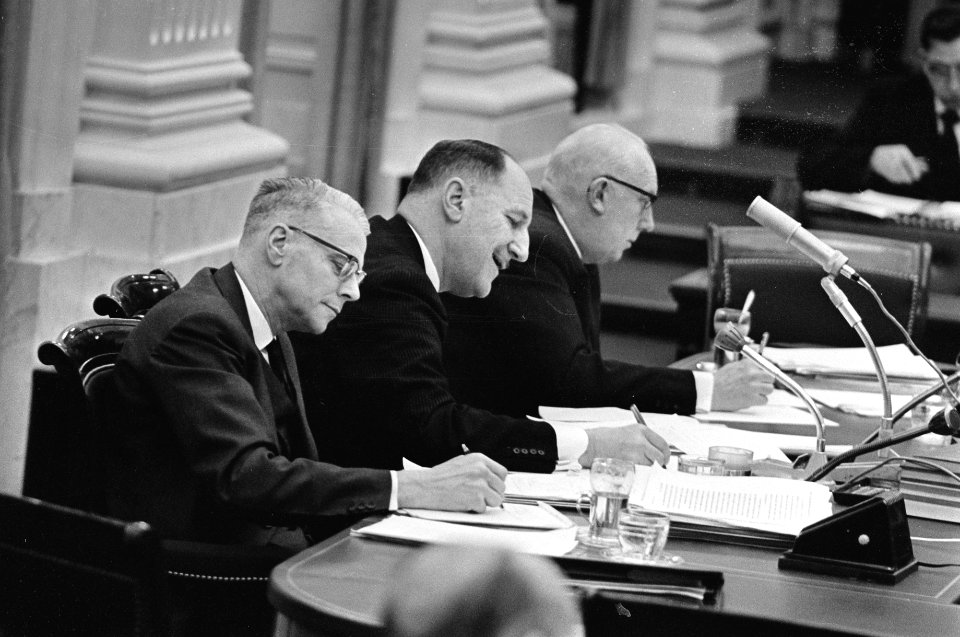 Tweede Kamer , begroting Buitenlandse Zaken achter regeringstafel minister Luns , Bestanddeelnr 917-3974