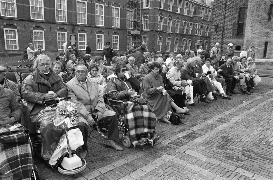 Tweede Kamer , algemene beschouwingen, protest WAO-ers op Binnenhof, Bestanddeelnr 934-0938
