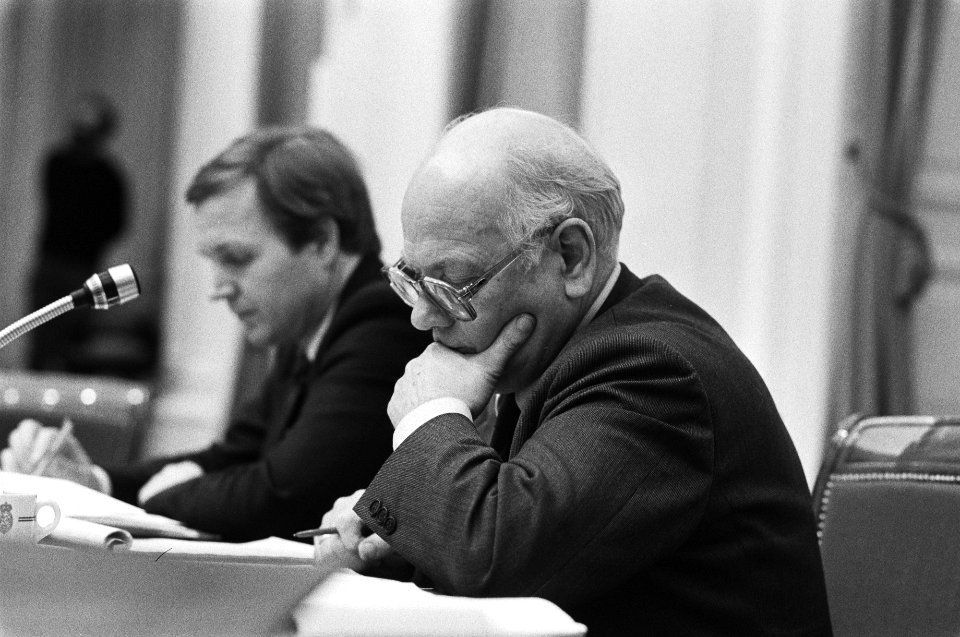 Tweede Kamer , begroting Soc. Z. 82 . Minister Terlouw en minister Den Uyl (r.) , Bestanddeelnr 931-9190