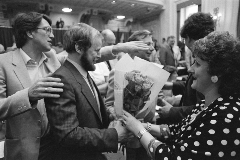 Tweede Kamer , beediging PvdA-lid Willem Vermeend Willem Vermeend wordt gefeli, Bestanddeelnr 933-0078