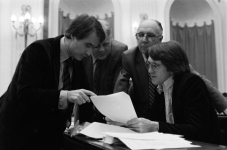 Tweede Kamer , behandeling bezuinigingspakket van de regering, v.l.n.r. De Korte (VVD), Rienks, Poppe en Kombrink (alle drie PvdA), Bestanddeelnr 931-4242