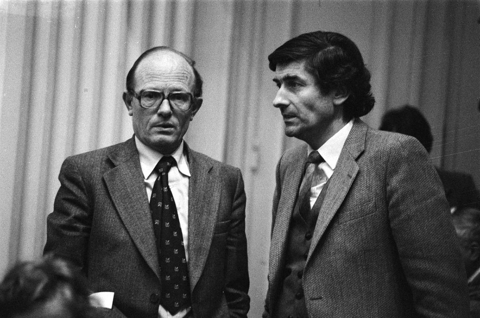 Tweede Kamer , beediging CDA Tweede Kamerlid , dr B de Vries als opvolger van , Bestanddeelnr 930-0085