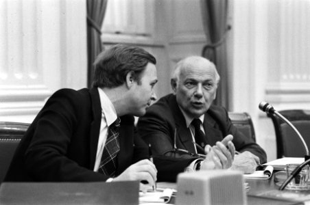 Tweede Kamer , begroting Soc. Z. 82 . Minister Terlouw en minister Den Uyl (r.) , Bestanddeelnr 931-9189