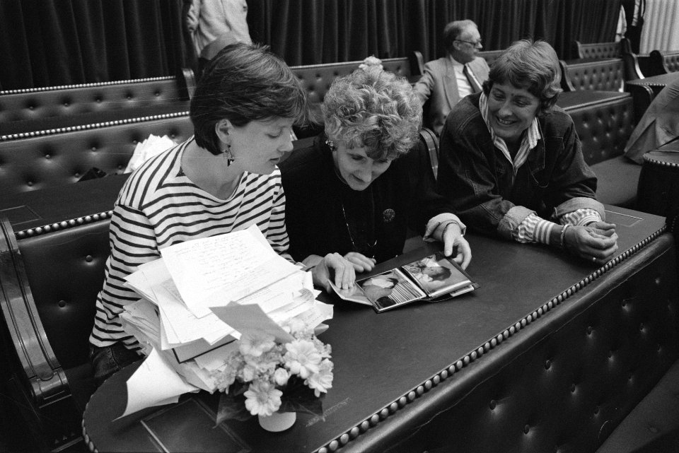 Tweede Kamer, v.l.n.r. Andrée van Es, Wijnie Jabaaij en Ria Beckers bekijken fot, Bestanddeelnr 934-3034
