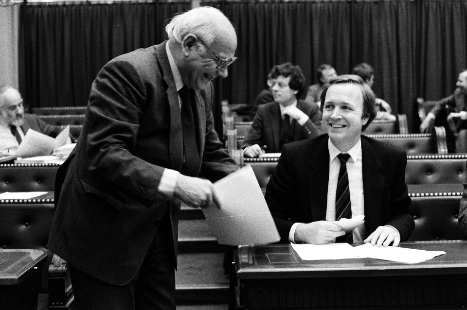 Tweede Kamer , behandeling bezuinigingspakket van de regering, 1 en 2 Poppe (PvdA) links met Jan Terlouw, Bestanddeelnr 931-4245