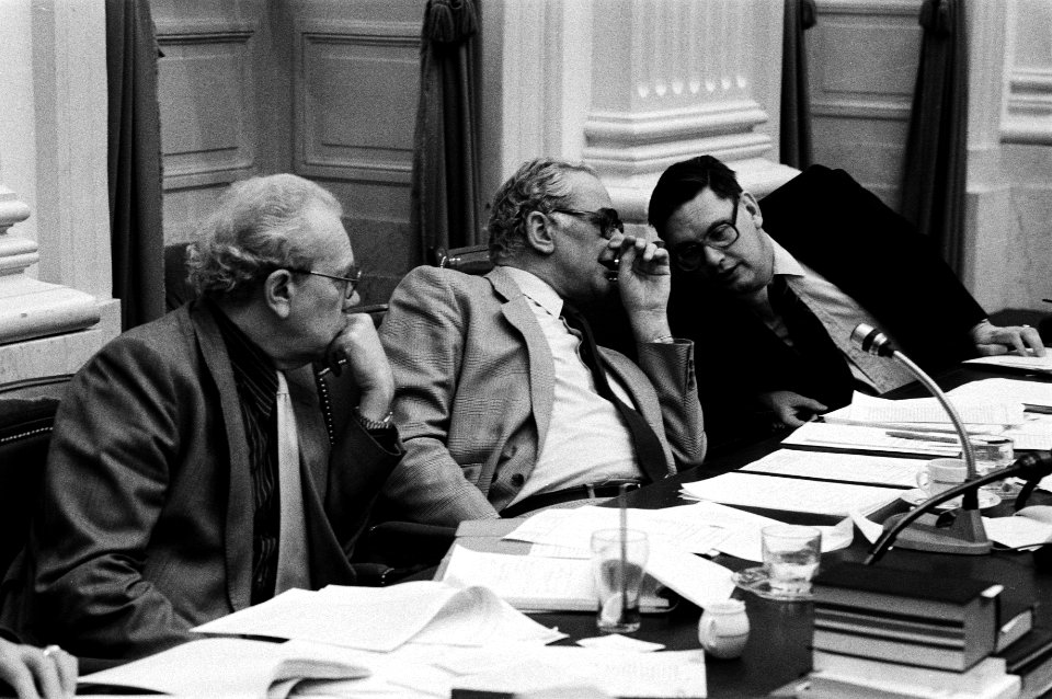 Tweede Kamer , behandeling bezuinigingspakket van de regering, v.l.n.r. ministers Albeda, Van der Stee en Van Aardenne, Bestanddeelnr 931-4243