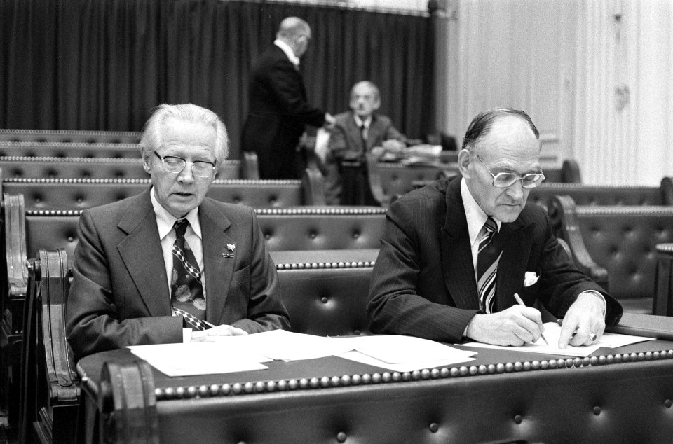 Tweede Kamer Wetsvoortstel Sanden-Andriessen. Jongeling (l) en Verbrugh (GPV), Bestanddeelnr 928-8700