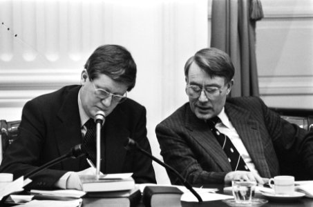 Tweede Kamer Wiegel (l) met Hendrik de Koning (staatssecretaris Binnenlandse Zak, Bestanddeelnr 929-5758