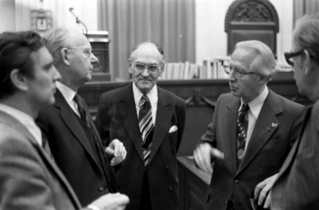 Tweede Kamer Wetsvoortstel Sanden-Andriessen. V.l.n.r. Vondeling, Verbrugh (GP, Bestanddeelnr 928-8699