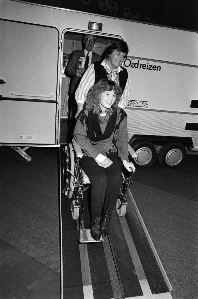 Tweede Kamerlid mevrouw Terpstra rijdt de lichamelijk gehandicapte Sabrina Breuk, Bestanddeelnr 933-5088