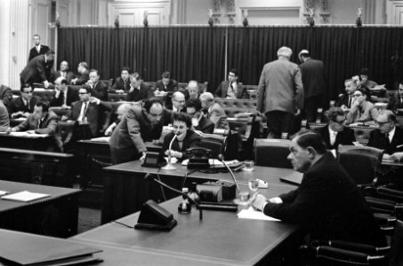 Tweede Kamer wetsvoorstel van mejuffrouw Goudsmit (links), rechts minister Beern, Bestanddeelnr 921-1382