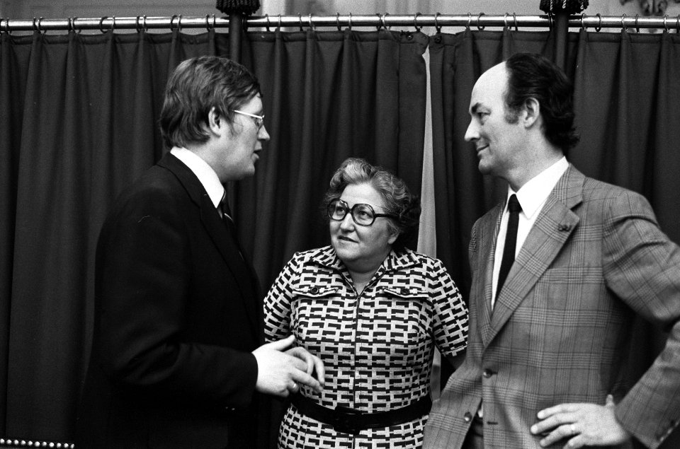 Tweede Kamerleden vlnr Hans Wiegel (VVD), Hannie van Leeuwen (ARP) en Wim Aa, Bestanddeelnr 927-9008
