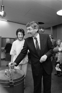 Tweede Kamerverkiezingen 1986 stemmen premier Lubbers stemt in Rotterdam same, Bestanddeelnr 933-6598