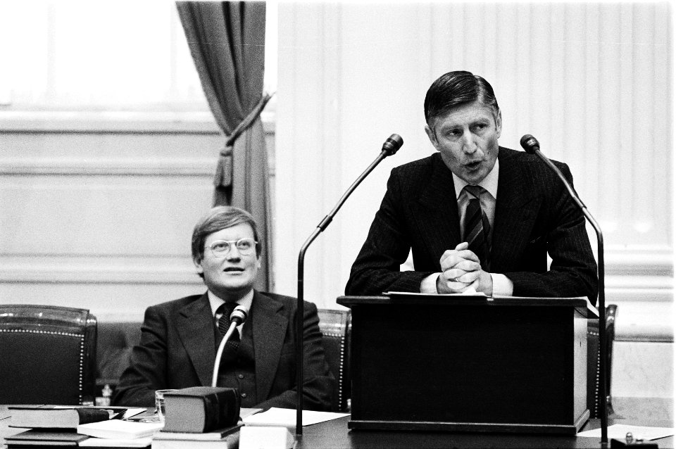 Tweede Kamer Wiegel (links) en van Agt , sprekend, Bestanddeelnr 930-8958