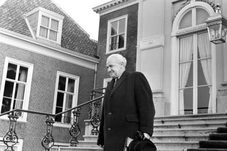 Tweede Kamervoorzitter mr. F.J.F.M. (Frans-Joseph) van Thiel (KVP) arriveert bij, Bestanddeelnr 919-7502