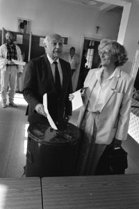 Tweede Kamerverkiezingen 1986 stemmen PvdA-lijsttrekker den Uyl brengt in Ams, Bestanddeelnr 933-6599