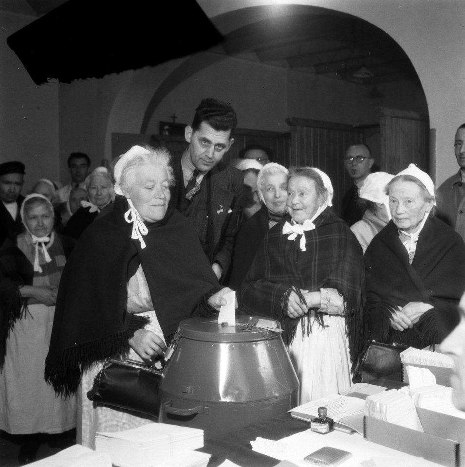 Tweede Kamerverkiezingen. Stemmen in het Oude Mannenhuis, Bestanddeelnr 901-7496
