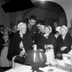 Tweede Kamerverkiezingen. Stemmen in het Oude Mannenhuis, Bestanddeelnr 901-7496