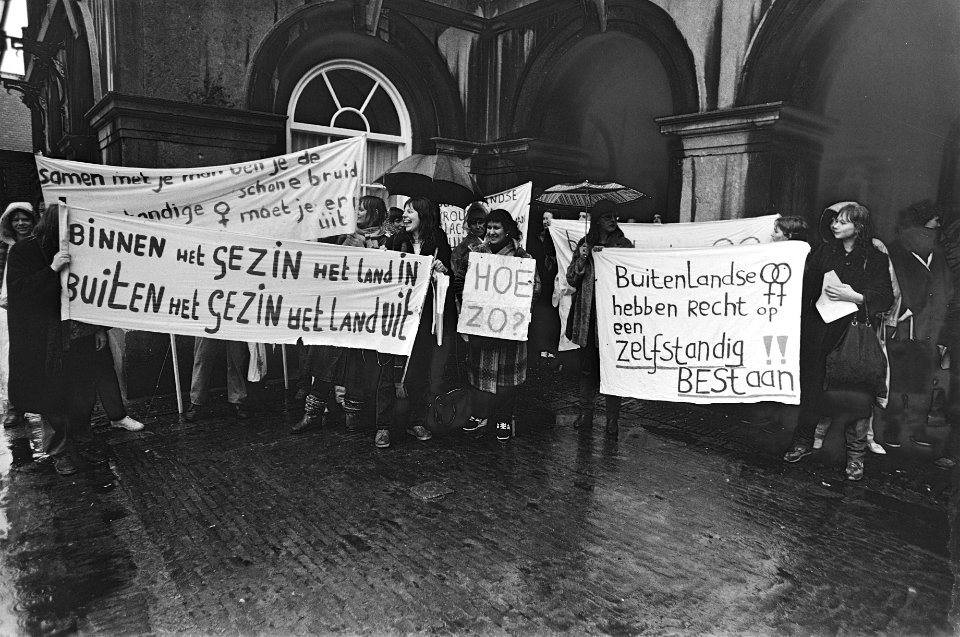 Tweede Kamervoorzitter Dolman ontving van stichting 'Blijf van mijn lijf' een zwartboek i.v.m. verblijfsproblemen voor buitenlandse vrouwen, Bestanddeelnr 931-3643