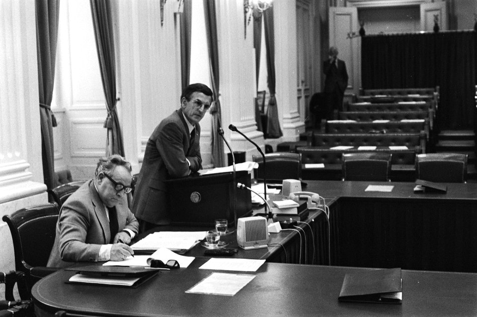 Tweede Kamer wijziging pensioenwet, Staneke (links) en Drees (DS70) achter reg, Bestanddeelnr 928-6363