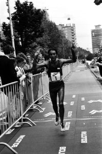 Tweede Rotterdam marathon Mexicaan Rodolfo Gomez (winnaar) over de finish, Bestanddeelnr 932-1749