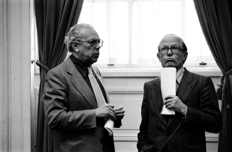 Tweede Kamer wijziging wet kinderbijslag minister Albeda (SZ) (l) in gesprek me, Bestanddeelnr 929-7800