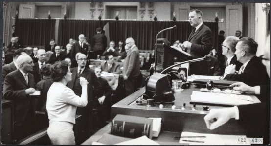 Tweede Kamer. Woensdagmiddag heeft mevr. Van Someren-Downer (VVD) haar, gisteren, Bestanddeelnr 022-0360