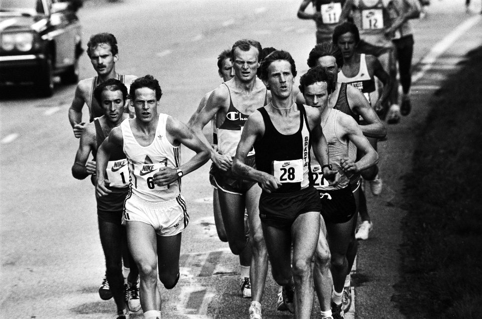 Tweede Rotterdam marathon Rodolfo Gomez (no. 1), Gerard Nijboer (no. 6), Hans U, Bestanddeelnr 932-1751