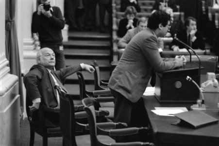 Tweede Kamer. Minister Den Uyl (PvdA, links) en minister Van Thijn (PvdA, achter, Bestanddeelnr 931-7880