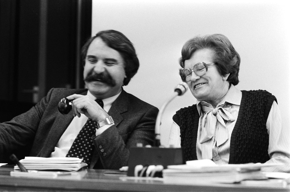 Tweede Kamer. Minister Van der Louw (l.) en mevrouw Cornelissen, Bestanddeelnr 932-1125