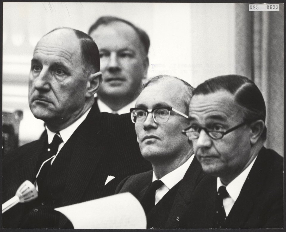 Tweede kamer, ministers, Luns, J.A.M.H., Witteveen, Johan, Bestanddeelnr 083-0633