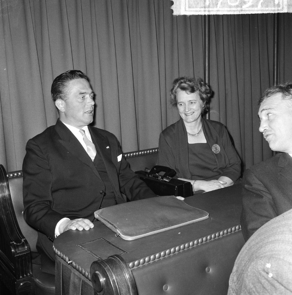 Tweede Kamer, Tweede Kamerlid mr. Marijnen in de bank naast mevrouw dr. Klompé, Bestanddeelnr 917-6971