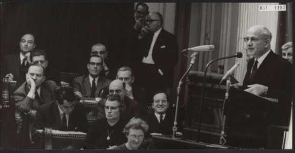 Tweede Kamer. De heer Nederhorst had scherpe kritiek op de houding van de KVP fr, Bestanddeelnr 091-1192