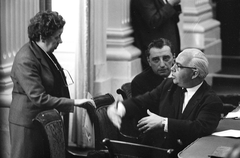 Tweede Kamerdebat over de huurverhoging, vlnr freule Wttewaall van Stoetwege, Bestanddeelnr 914-0056