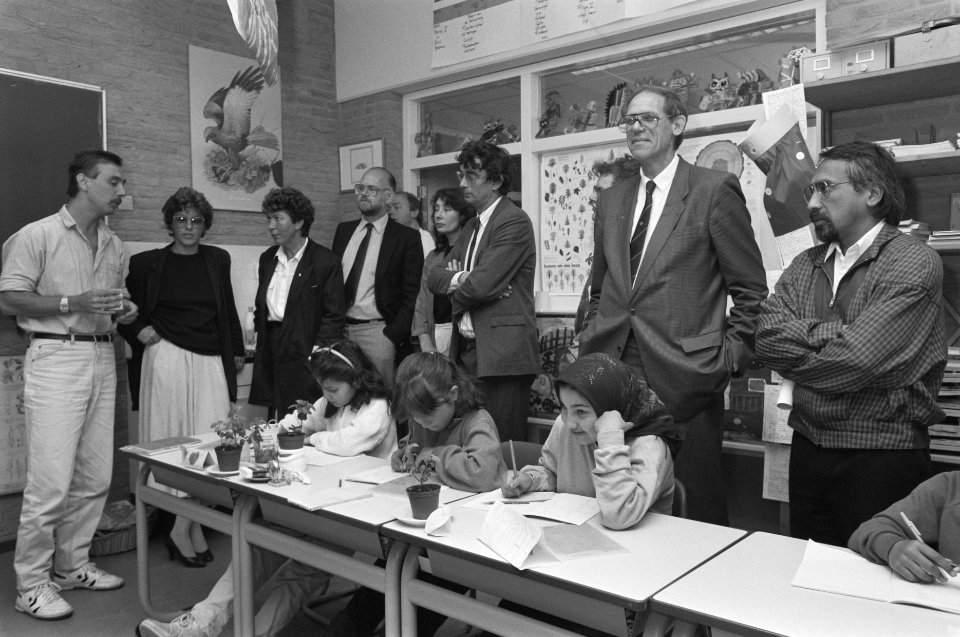 Tweede Kamercommissie voor het minderhedenbeleid bezoekt Louise de Colignyschool, Bestanddeelnr 934-2617
