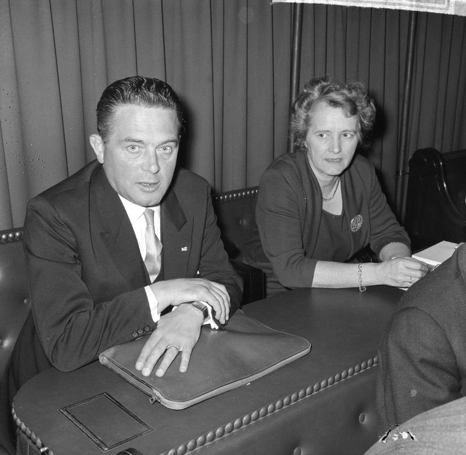 Tweede Kamer, Tweede Kamerlid mr. Marijnen in de bank naast mevrouw dr. Klompé, Bestanddeelnr 917-6970
