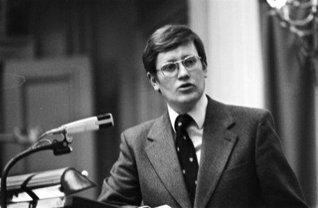 Tweede Kamer (voorstel i.v.m. WWV) Wiegel (VVD) aan het woord (kop), Bestanddeelnr 928-5087