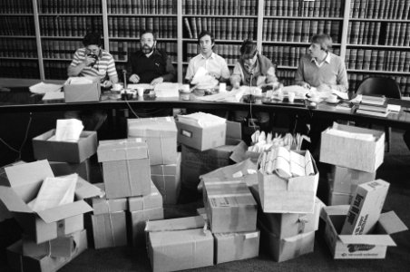 Tweede Kamercommissie voor de Geloofsbrieven controleert de processen-verbaal va…, Bestanddeelnr 932-3227