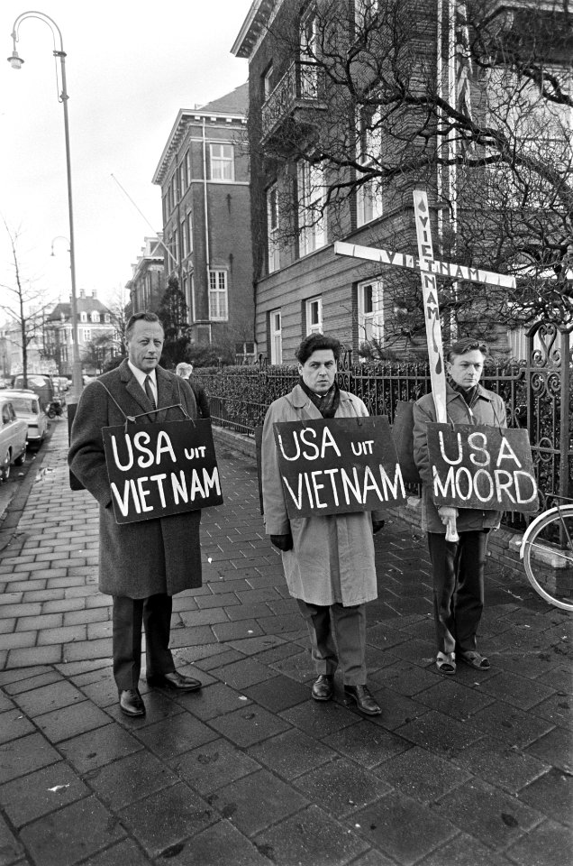 Tweede Kamerleden PSP protesteren bij Amerikaans Consulaat dhr. Lankhorst , dhr., Bestanddeelnr 920-8854