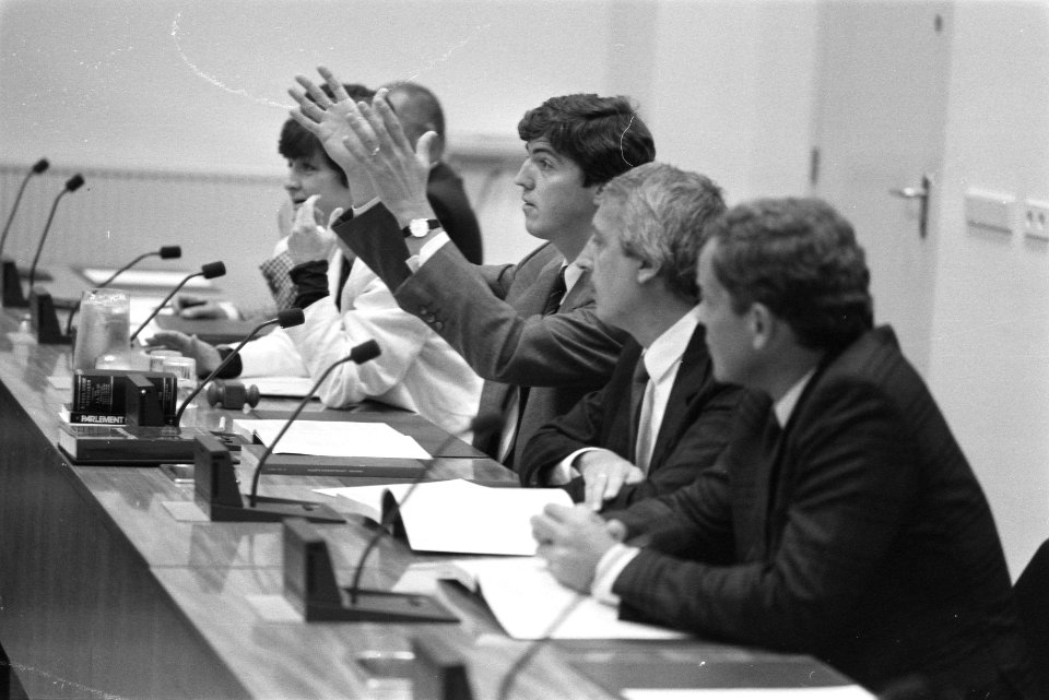 Tweede Kamercommissie paspoortenquete overhandigt eindrapport aan Kamervoorzitte, Bestanddeelnr 934-3025