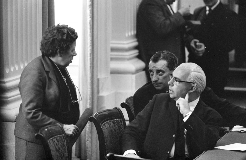 Tweede Kamerdebat over de huurverhoging, vlnr freule Wttewaall van Stoetwege, Bestanddeelnr 914-0055