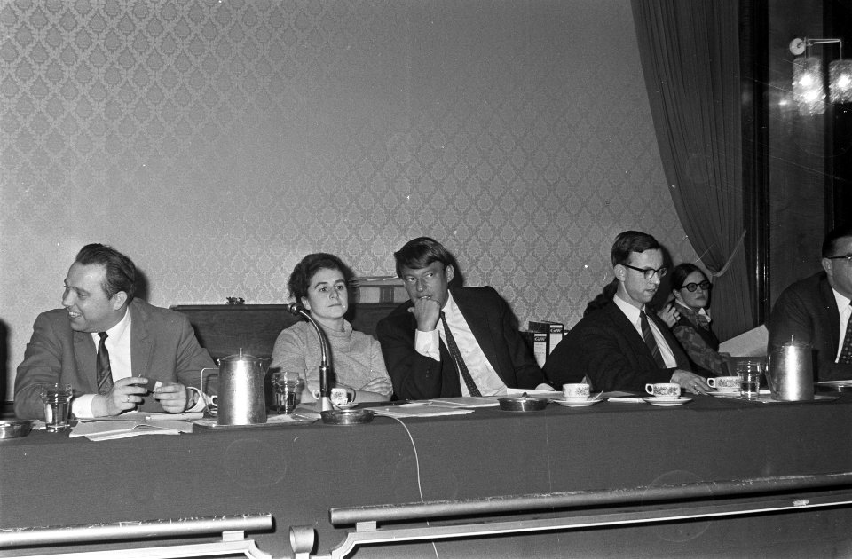 Tweede Kamerfractie D66 tijdens bijeenkomst in Krasnapolsky v.l.n.r. Mine Dijkst, Bestanddeelnr 922-0379