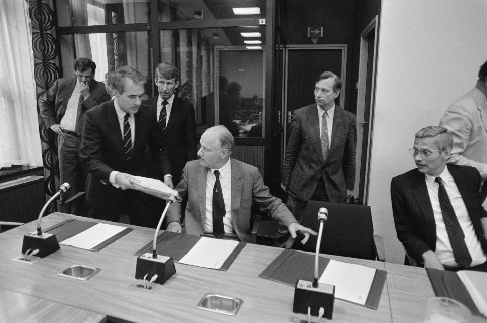 Tweede Kamercommissies vergaderen over levering mijnenvegers aan Koeweit v.l.n., Bestanddeelnr 934-0348