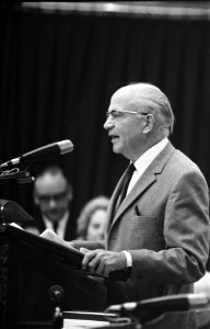 Tweede Kamerlid Nederhorst (PvdA) aan het woord tijdens de behandeling van de k…, Bestanddeelnr 922-8222