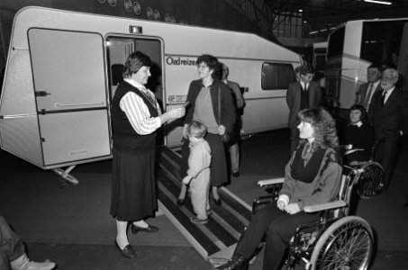 Tweede Kamerlid mevrouw Terpstra rijdt de lichamelijk gehandicapte Sabrina Breuk, Bestanddeelnr 933-5089