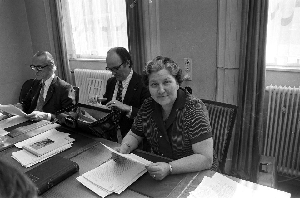 Tweede Kamerfractie ARP vergadert, mejuffrouw Van Leeuwen (rechts) naast fractie, Bestanddeelnr 926-4095