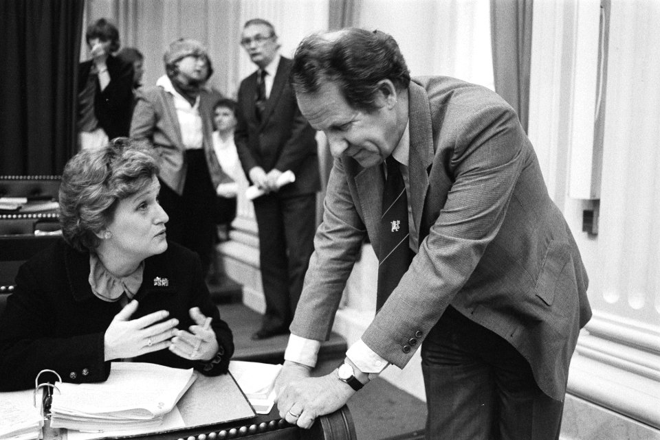 Tweede Kamer, stadsvernieuwing staatssecretaris Brokx (Volkshuisvesting) in ges, Bestanddeelnr 932-8886
