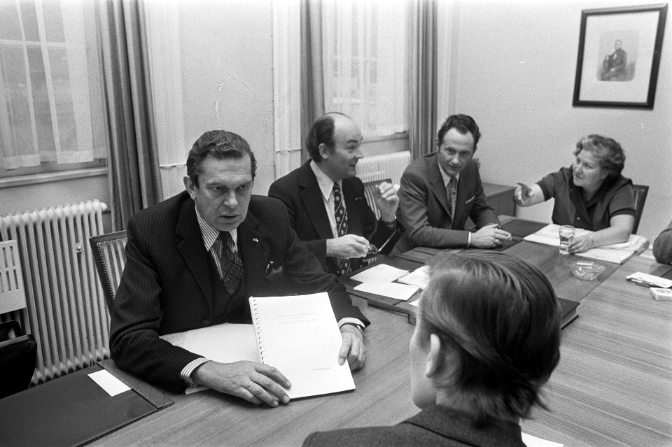 Tweede kamerfractie ARP bijeen, v.l.n.r. Biesheuvel, Aantjes, Boersma en mejuffr, Bestanddeelnr 926-0657